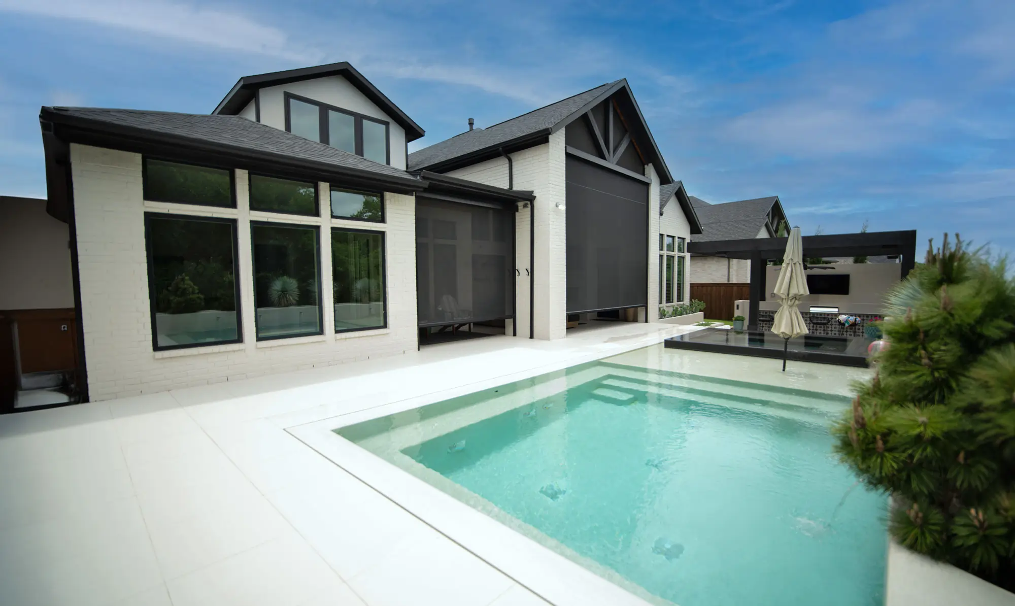 V-Screen Retention wheel system securing the bottom bar